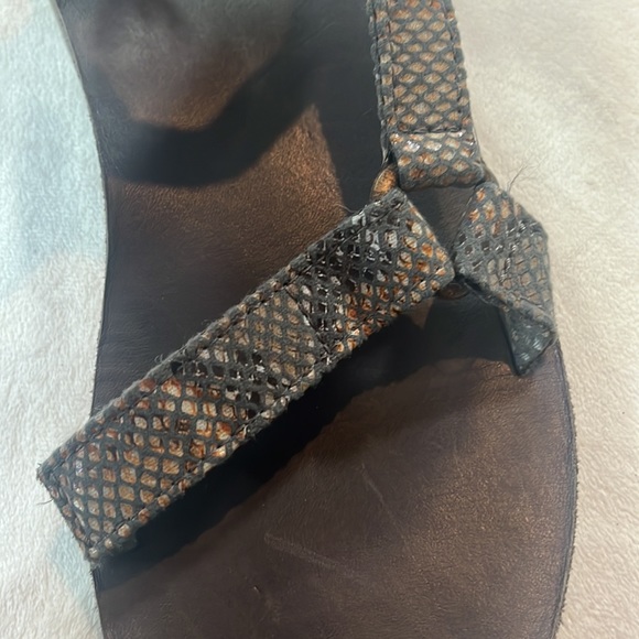 Teva sandals neutral metallic snakeskin pattern - Picture 7 of 9